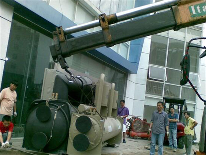 青秀区随车吊和汽车吊的核心区别是什么？哪种更省钱？