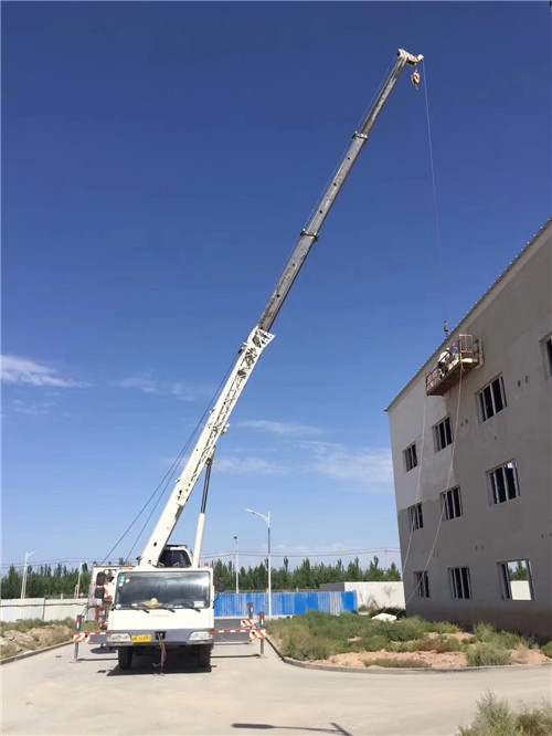 青秀区“轻装强干”—— 吊车的 “轻量化臂架” 技术